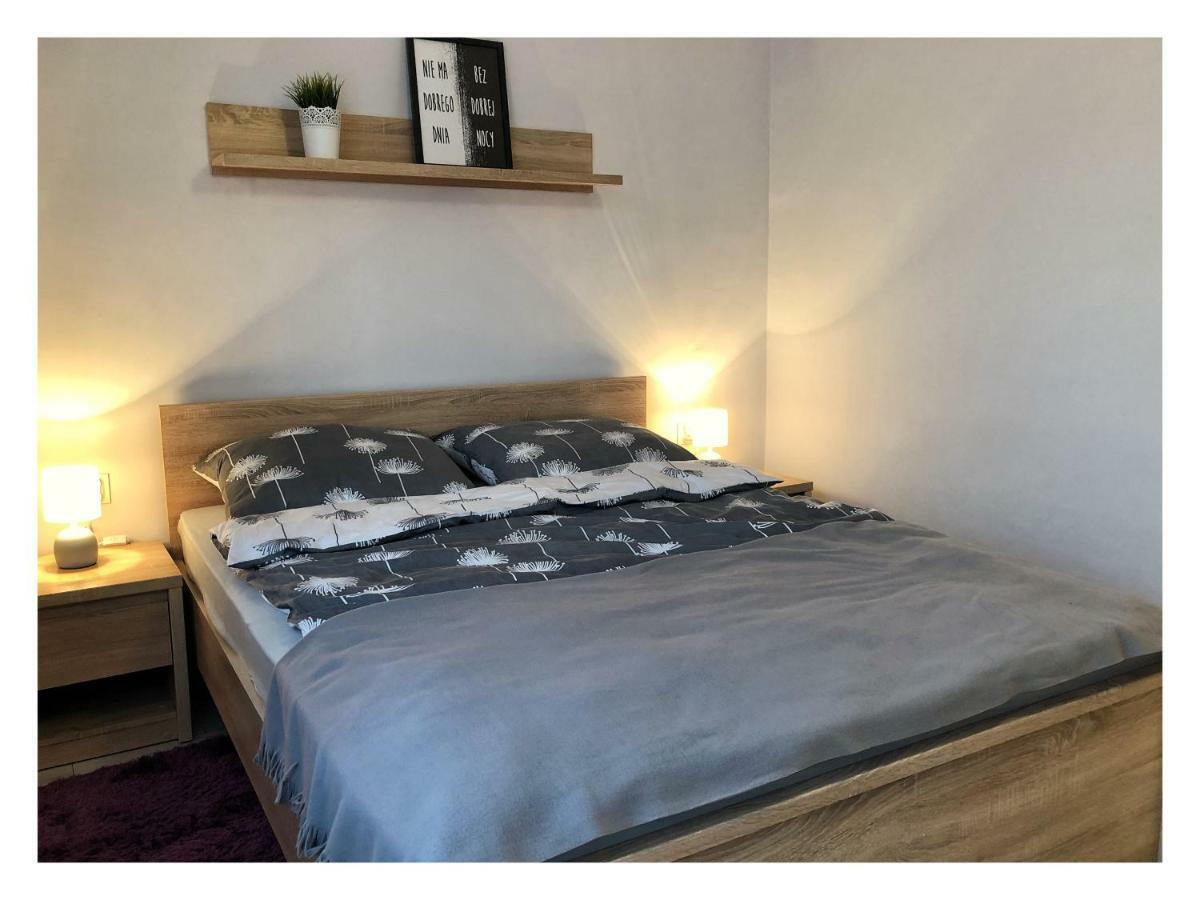 Apartament Przy Ratuszu เชชูฟ ภายนอก รูปภาพ